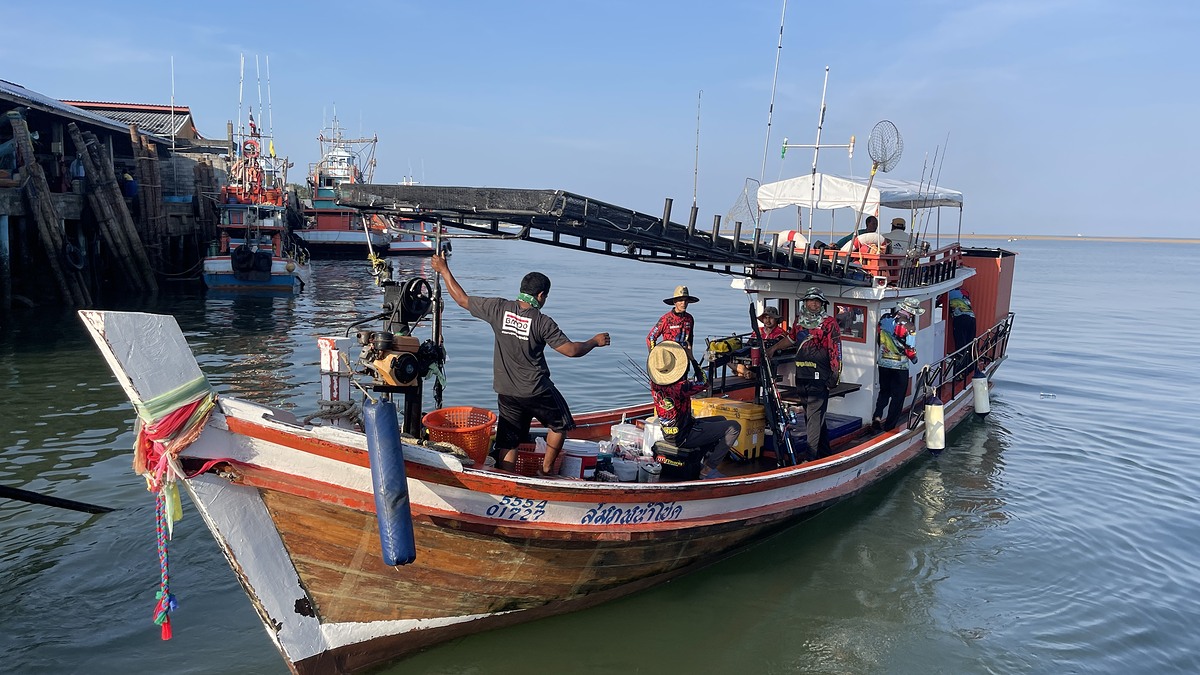 เรือที่พาน้าๆไปสนุกแบบชิลๆ ท่องเที่ยวตกปลา ที่บ้านน้ำเค็ม อ.ตะกั่วป่า จ.พังงา ครับ 
