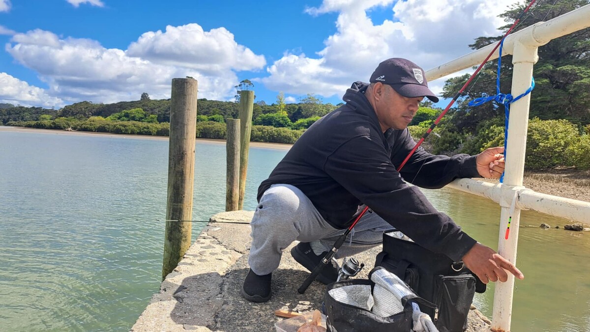 ทริปแรกเราได้ไปเมือง Paihia หมายสะพานข้าง Waitangi River Boat Ramp
ในรูปคือพี่วิลเลี่ยม  ที่ผมมาอยู