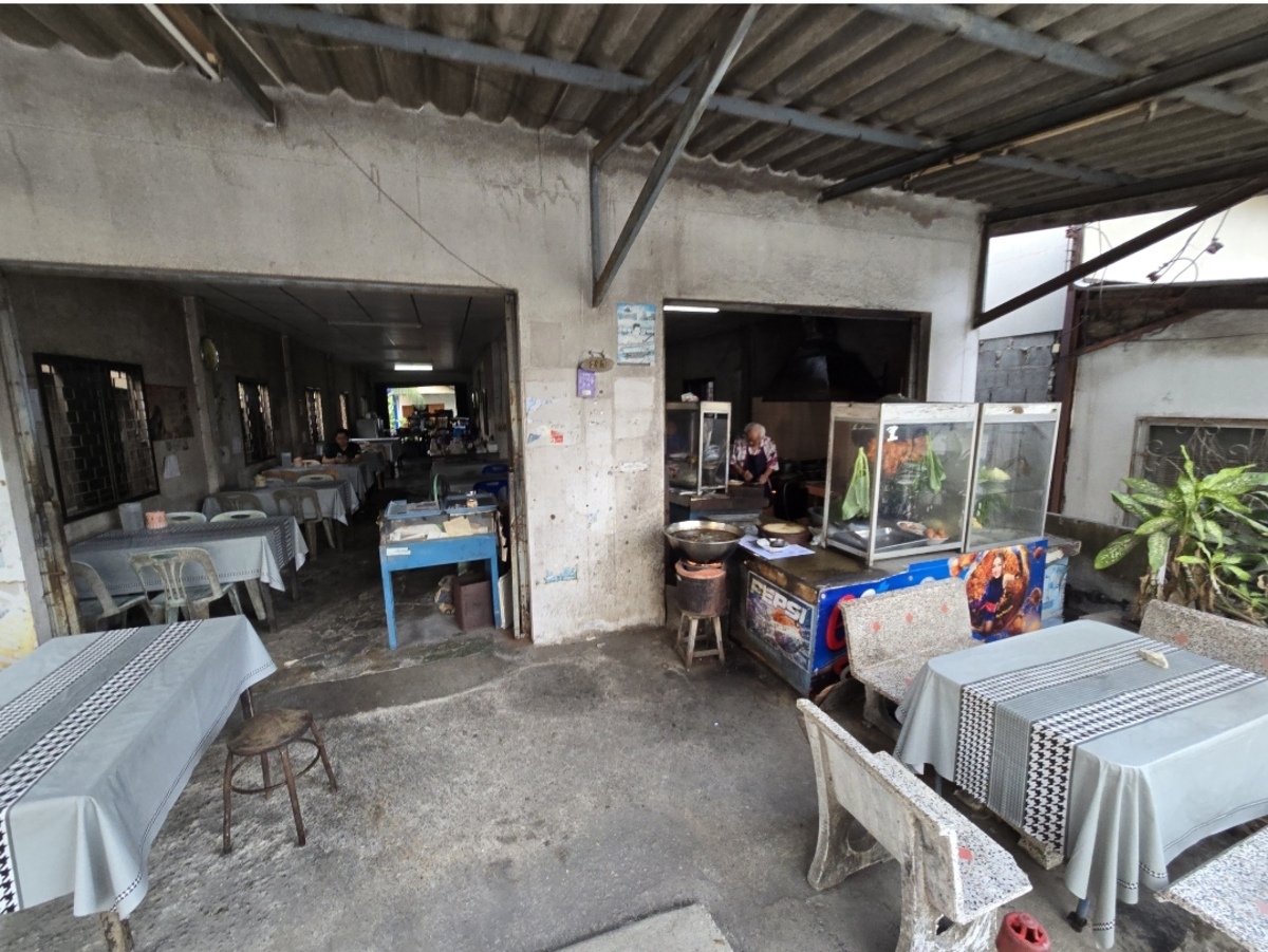 ร้านนี้ครับข้ามฝั่งมาร้านเก่าแก่เลยทีเดียวที่ห้วยโป่งระยอง :cheer: