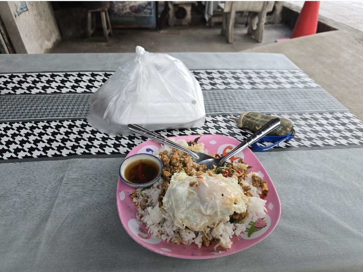  [b]กินไปสั่งเพิ่มเป็นมื้อกลางวันอีกกล่องครับกระเป็ดไข่ดาว[/b] :cheer: