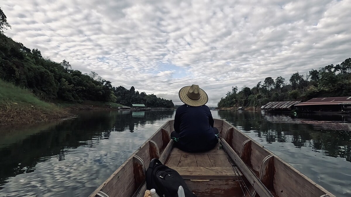 พร้อมแล้วก็ลุยกันเลย เรือออกกสตาร์ท พาเราแล่นผ่านชุมชนชาวแพ
แล้วมุ่งออกสู่ผืนน้ำกว้าง ณ เวลานั้น ผล