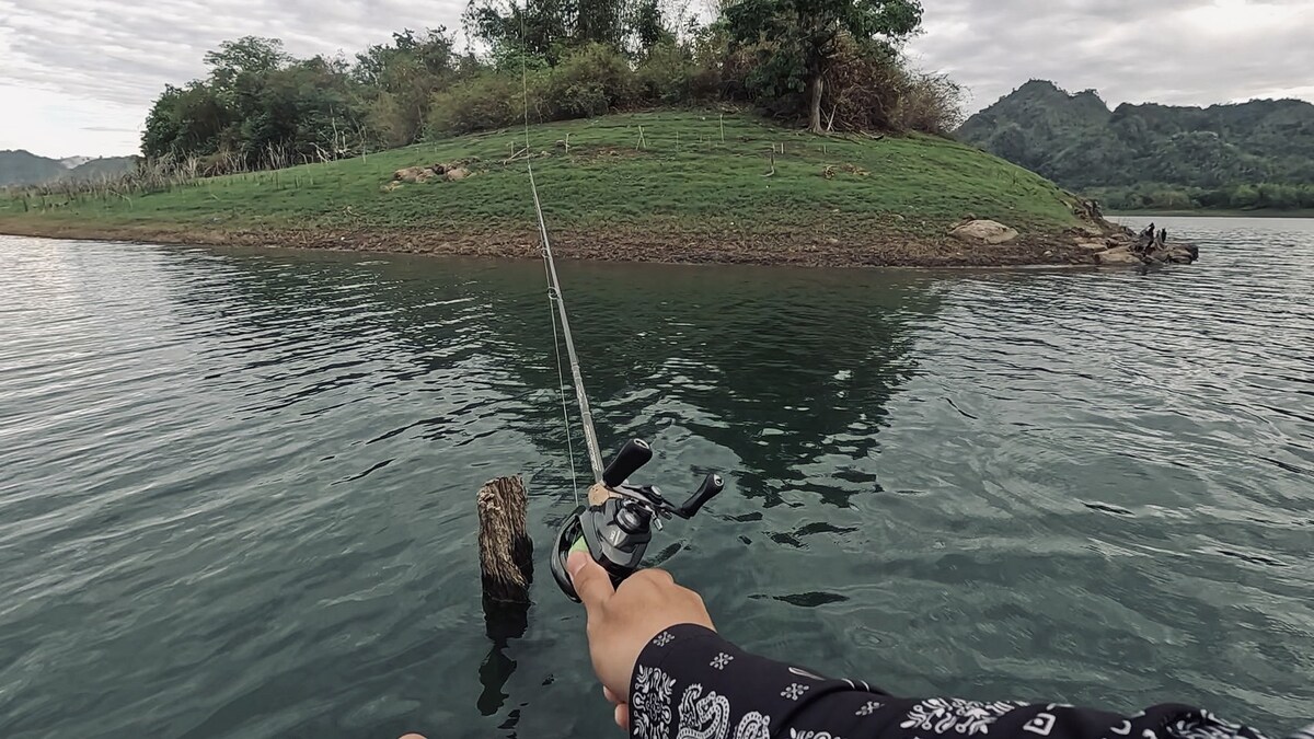 เราเบนหัวเรือมุ่งขึ้นทางทิศเหนือของเขาเรด้าห์ วิ่งมาสักพักเราก็ถึงที่หมายแรก 
ชื่อของอ่าวผมจำไม่ได้