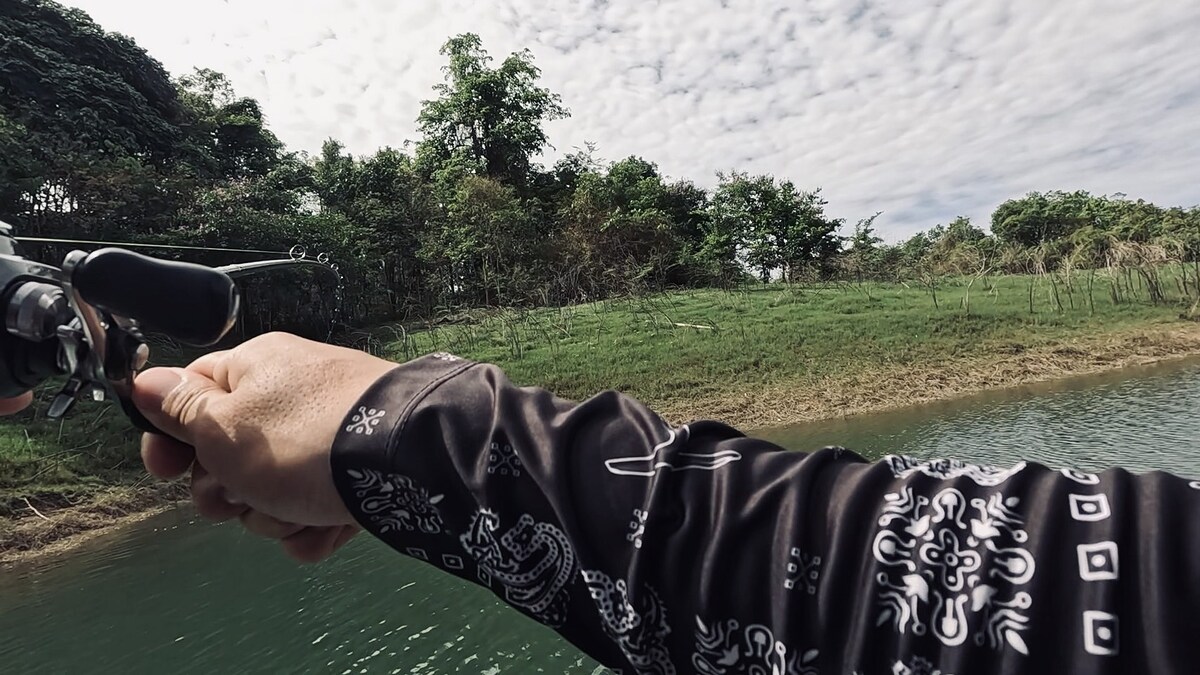 ผ่านมาพักใหญ่ๆไต๋แร่ไหลเรือให้เราเลาะตีมาเรื่อยๆก็โดนอีกจนได้ครับ  
เราไหลเรือผ่านเว้าเล็กๆเว้าหนึ่