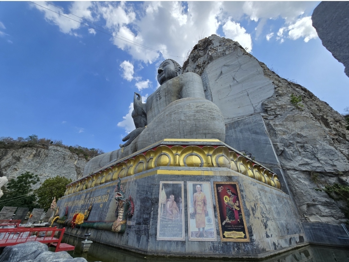  [b]ไหว้พระกันครับ[/b] :cheer: