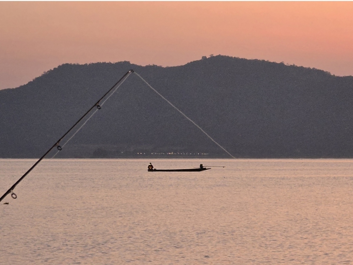 [b]มองเห็นภาพเรือหาปลาตามวิถีชาวบ้านที่นี้กันครับ[/b] :love: