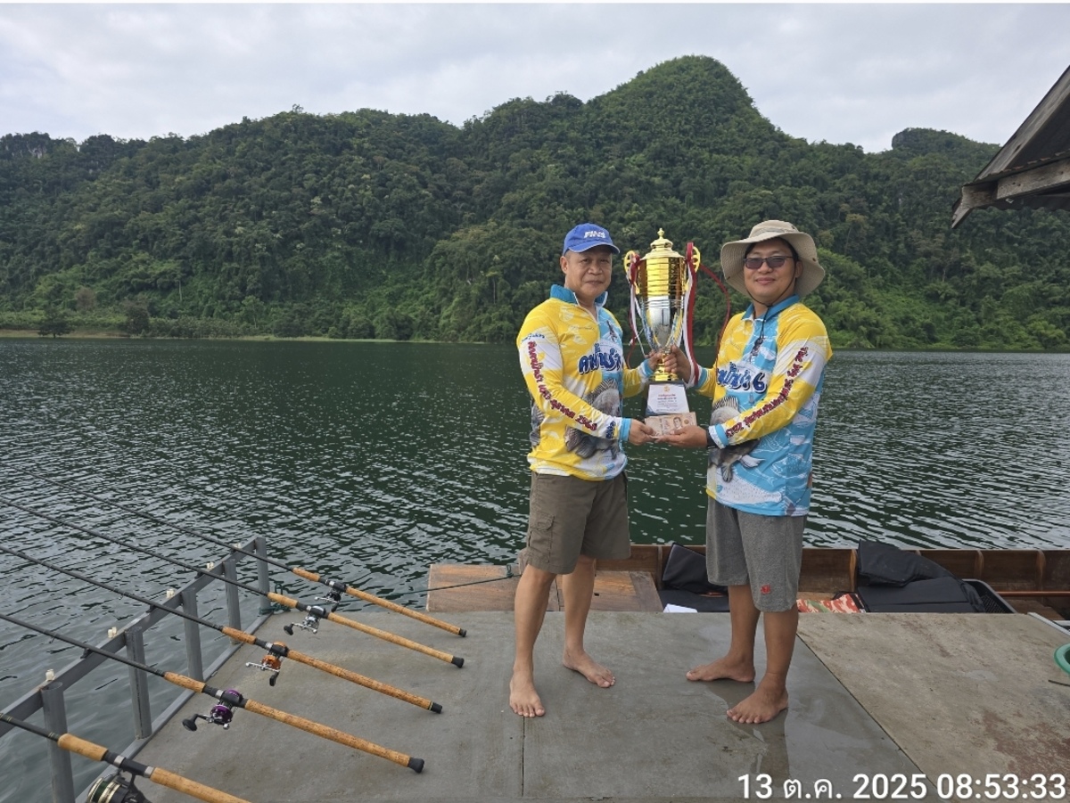  [b]มาก็พูดคุยว่าจะทำอะไรกันก่อนหลัง[/b]
 [i]ทำการรับถ้วยเงินรางวัลกันก่อนครับ[/i] :cheer: