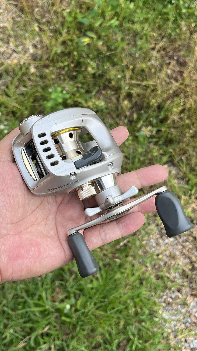 รบกวนน้าๆ สอบถามขนาดผ้าเบรค Daiwa TDX 105L หน้ายักษ์