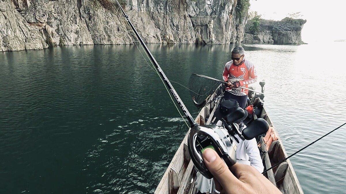 ผมอัดมันมาข้างเรือ ปล่อยให้มันได้สู้เบ็ดสักพัก
มันก็หมดแรงยอมให้ผมจูงไปทางท้ายเรือ 
แล้วไต๋แร่ก็ตั