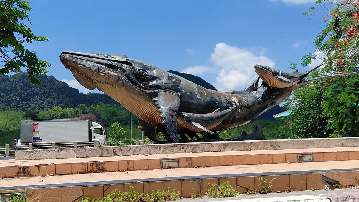 ท้าเรือแหลมสัก ต.แหลมสัก. ตรงท่าเรือจะมีรูปปั้นปลาวาฬแบบนี้ครับ