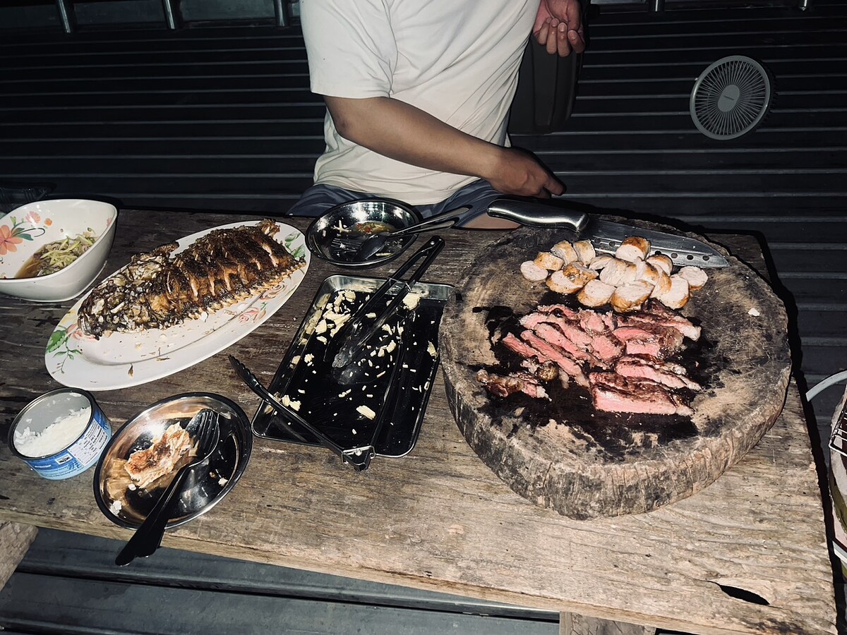 มื้อค่ำวันนั้น ปิ้งย่างแกล้มเบียร์เช่นเดิม เนื้อสันนอก grass fed 
และไส้กรอกหมูเนื้อแน่นๆ หนังกรอบๆ