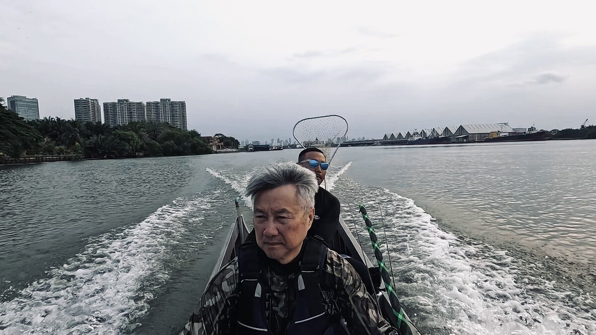ผมและพ่อจัดแจงเอาสัมภาระลงเท่าที่จำเป็น เมื่อพร้อมแล้วก็ออกไปลุยกันเลยครับ 
บอกเลยว่าผมไม่คุ้นชิน ก