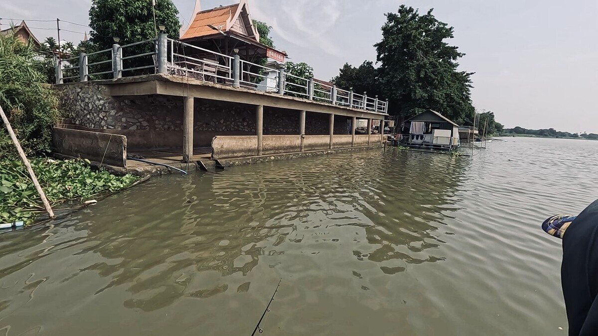 พอจุดเดิมเริ่มเงียบเราก็ขยับเรือม�