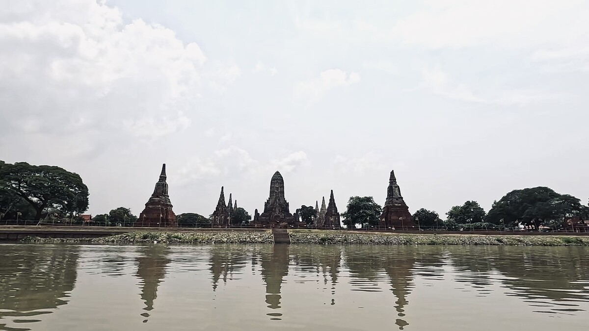 ถัดมาอีกก็เจอเข้ากับ วัดไชยวัฒนารา