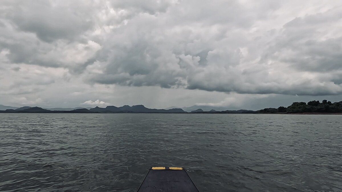 และแล้วฝนก็หยุดลง เราตกกันได้อีกแปปเดียว ก็เห็นเมฆดำอีกก้อนเคลื่อนเข้ามา
คราวนี้ผมเลยชวนไต๋ขึ้นฝั่ง