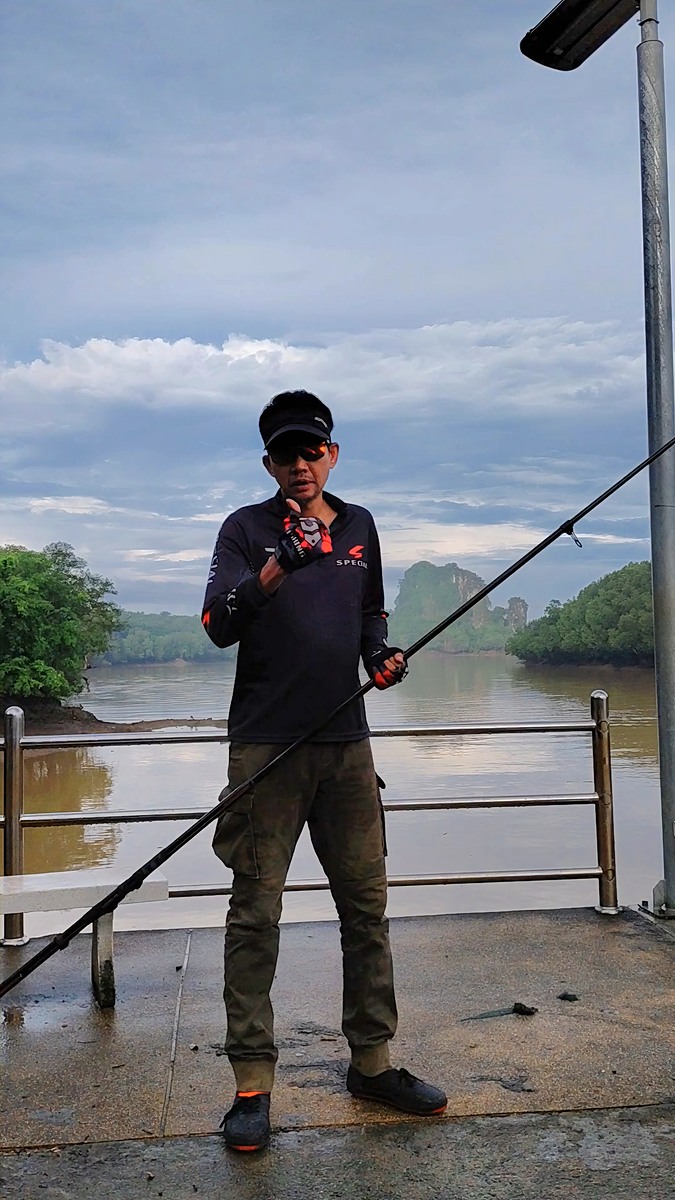 แต่ผมตั้งใจมาตกพวกปลาตระกูล  cat fish ก็พวกปลากด ปลาดุก ก็เลยขึ้นมาตกบนโป๊ะท่าเรือดีกว่า สบายๆชิลๆ
