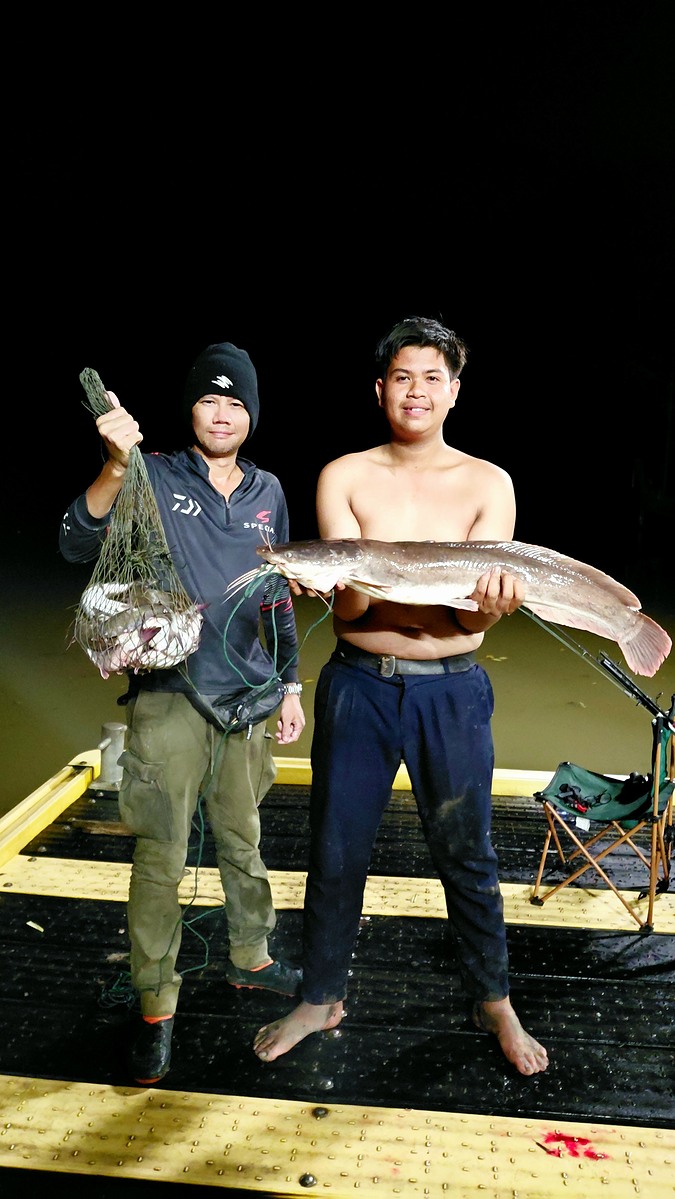 น้องๆที่มาจากเขาต่อ มาตกปลาตกใจมากขออุ้มปลาถ่ายรูปกับเจ้าตัวนี้หน่อย :cool: