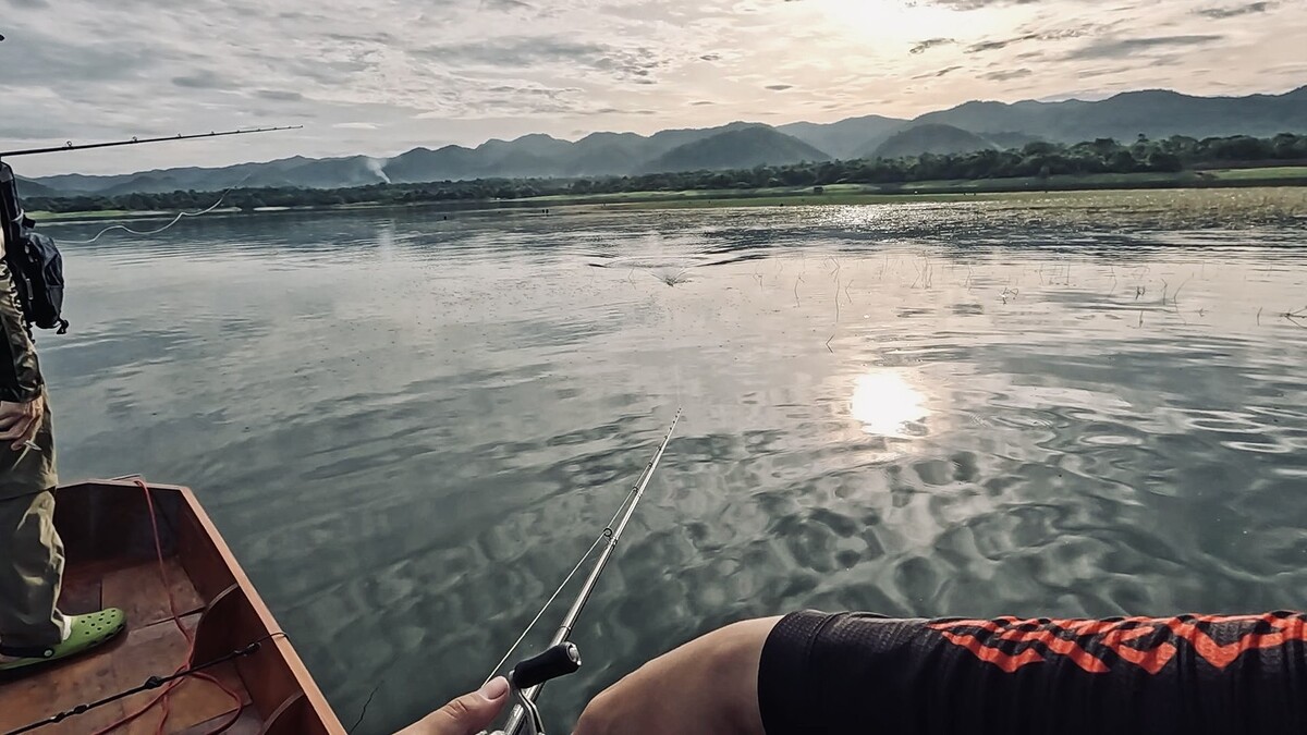เมื่อเรือลอยลำเข้าระยะตีได้สวยๆ พ่
