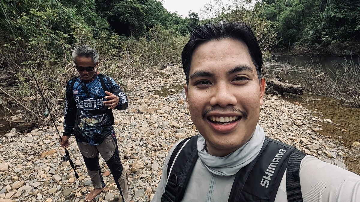 และแล้วในการเดินข้ามน้ำตอนหนึ่งก็เกิดเหตุจนได้ครับ 
ผมที่เดินอยู่หน้าสุดเสียหลักล้มลง พ่อและไต๋แร่ต