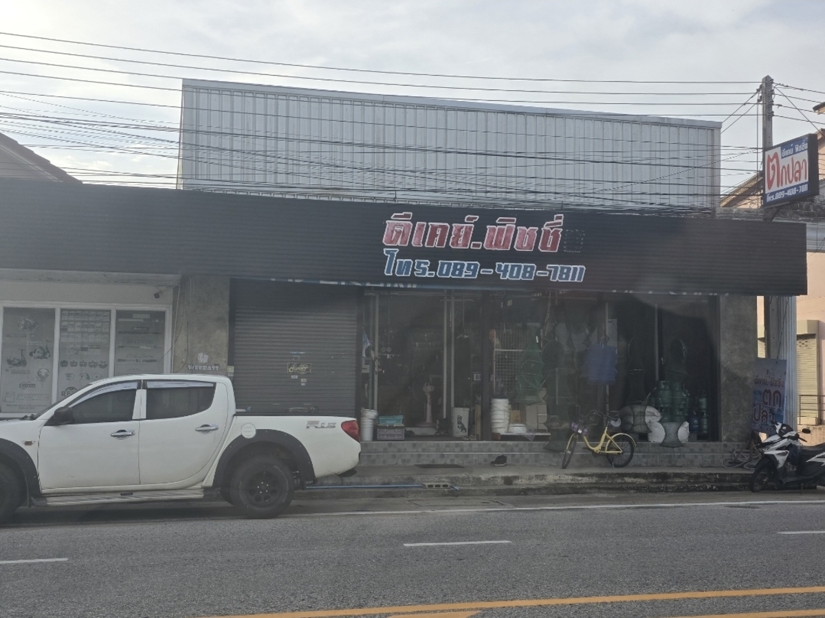  [b]ผมแวะร้านตกปลาซื้อเหยื่อก่อนครับ[/b] [i]ร้านแถวบ้านฉางระยอง[/i] :cheer: