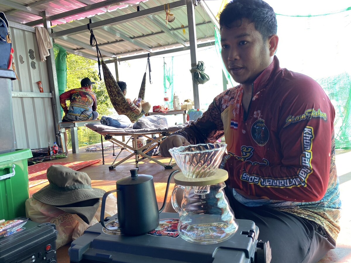  [b]ดริปกาแฟ...เฝ้าปลาไปพราง[/b] :cheer: