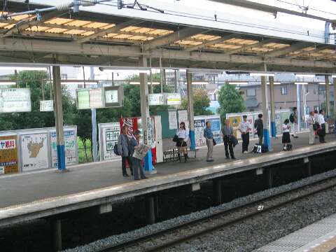 นี่ภาพสถานีรถไฟบ้านนอกครับ คนน้อย ครับตอนกลับเหนือยมาก เพราะคุณ ... เนี่ยคุยกับผมยันเช้าเลยครับ (ผมก