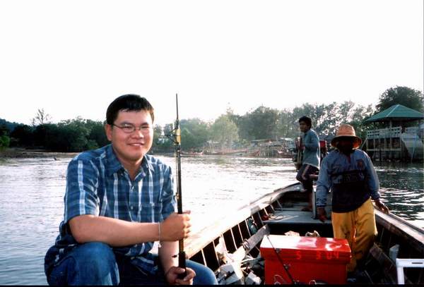 มาถึงกำพ่วนก็ลงเรือเลยครับเพราะบังแกรอพวกผมอยู่ครับ  ช้าตรงที่เตรียมเสบียงและเหยื่อหมึกตกปลากลางคืนอ