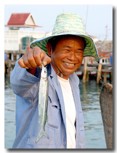  เสน่ห์อย่างหนึ่งที่ผมประทับใจทุกครั้งก่อนลงเรือ   คือภาพชาวบ้านนั่งตกปลาอยู่ปลายสะพาน โดยมีบำเหน็จท
