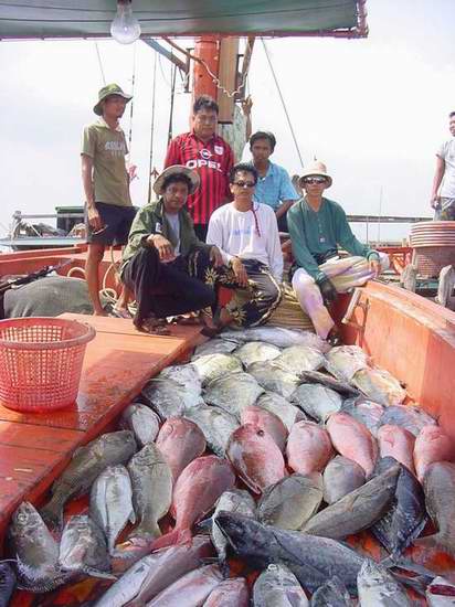 พวกเราทั้ง 8 คน ประกอบด้วย
โกตา , คุณก้อง , คุณยา คันหยก , หมู โอเชี่ยน ,คุณ พงษ์ , คุณ บอย , มดแดง