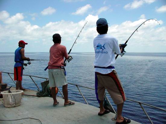 ตำแหน่งที่เรือจอดอยู่เป็นตำแหน่งที่ประหลาดมากครับ คือสามารถ ทำได้ทั้ง JIGGING & POPPING ได้ในเวลาเดี