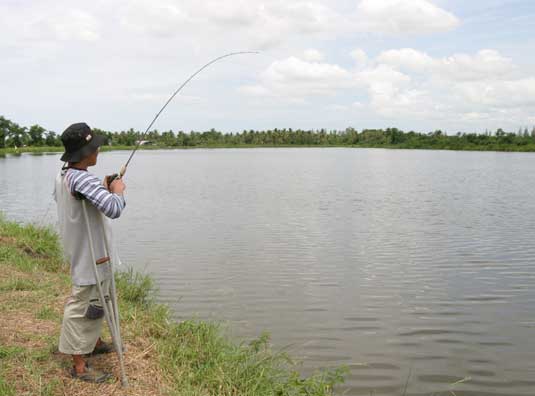 แต่โทษทีไม่ใช้ส้มท้องทองปลาไม่มองหรอกครับ  เมื่อเห็นว่าเงียบเค้าก็เดินกลับมาที่หัวบ่อว่าแล้วก็หวดดดด