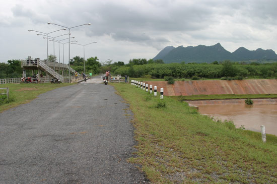 รวบรวมพลพรรคกันได้วันรุ่งขึ้นก็ปา