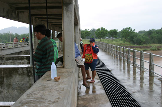 สักพักฝนก็เทมาอีกรอบ เราต้องหาที่ห