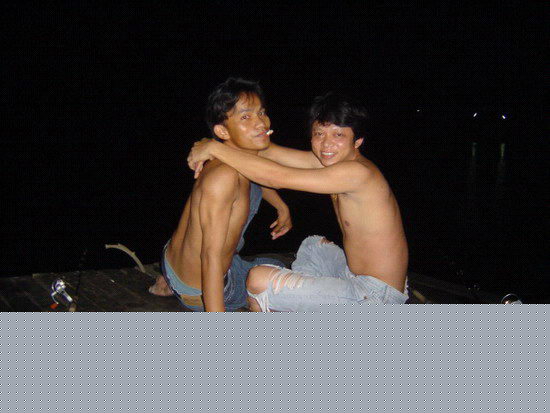 แต่ถึงจะขบกัดกันเองแก้เหงา ยังไงๆพ
