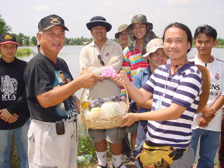 เอารูปมาให้ดูขอเตือนทีม พุงโร ให้ระวัง 2 ผู้กุมกฏขาวดำของทีม พุงพลุ้ย ให้ดี สังเกตุมือครับกุมอยู่ตลอ