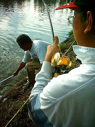 โอ่ะโอ่.... พี่ยุทธ(คนกำลังช้อน) แกเล่นเอารอกเจาะรูเบอร์400มาตกปลาดุกเล่นซะด้วยนะ อิอิอิ มีฐานะไม่เบ