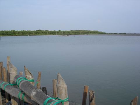 ทางด้านซ้ายติดทะเล ด้านรับลมจะกว้า