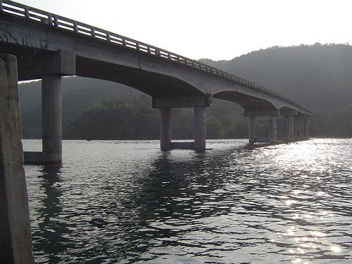 สะพานท่าเรือที่ท่าใหม่ครับ ... บรรยากาศตอนเย็นๆดีทีเดียว