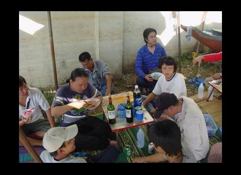 เสร็จจากปล่อยปลา ก็เป็นการ "ทานก๋วยเตี๋ยวเรือร่วมกัน" จากแม่ค้าที่มาจอดเรือขายที่ท่าน้ำนั่นแหละครั