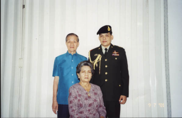 รูปนี้คือ  พ่อ ( ผมเรียกท่านว่า ป๋า )  แ