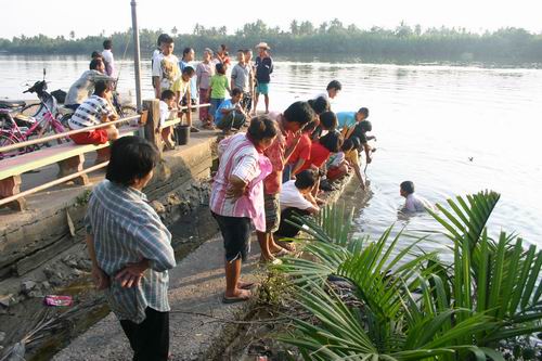 ชาวบ้านมาดูกันเพียบ นาน ๆ จะมีปลาใหญ่แบบนี้ขึ้นมาสักตัวอ่ะครับ