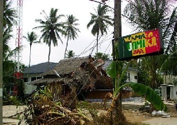 ................ ร้านบาร์เบียร์ จาไมก้า บริเวณ ถนนฝั่งตรงกันข้ามกับชายหาด กมลา ที่พนักงานหญิงสาวของร