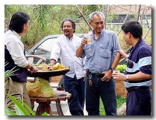 
   :smile:  พี่ ป.ประจิณ และพี่มะเหมี่ยว ให้เกียรติมาร่วมงานกับพวกเรา สมทบด้วยเฮียเหลา hs2xlb ที่ข