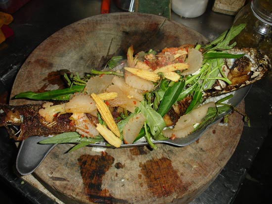 กลายมาเป็นมื้อค่ำให้พวกคนงานที่บ้านทานกัน ...ส่วนผมขอบายไปนั่งดริ๊งค์ รีเจนซี่เย็นๆที่ร้าน แสงจันทร
