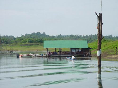 นี่อีกแพครับ  ทุกแพพัก มีเรือพายเล่นให้ 1 ลำครับ ไม่คิดค่าบริการเพิ่ม