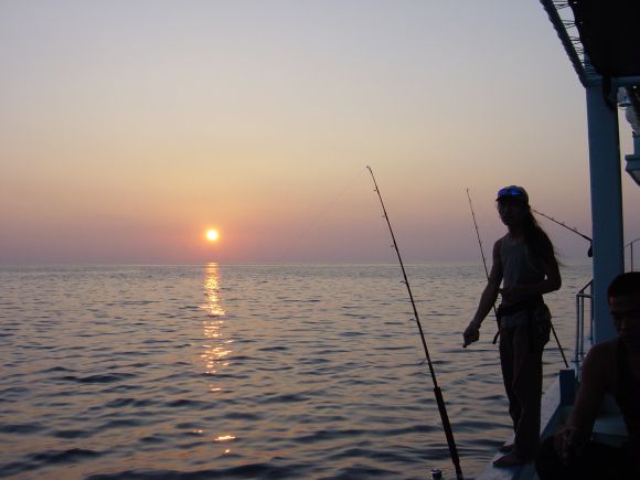 แวะตกปลาเก๋าแล้วยังถึงหมายก่อนพระอาทิตย์จะตกทะเลซะอีก ช่วงนี้ก็เตรียมอุปกรณ์ จริงๆแล้วเป้าหมายที่มาค