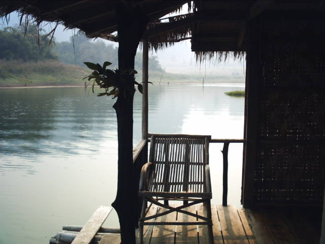 บรรยากาศสบายๆหน้าแพพักที่แพเขานางนอน 