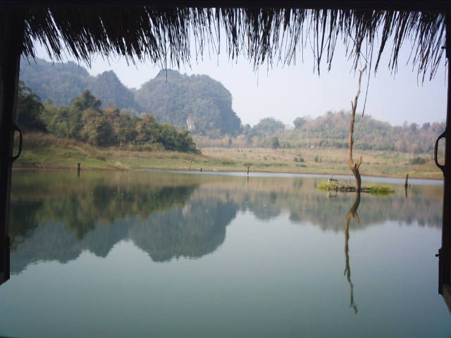 แพอยู่ที่ อ.ทองผาภูมิ เดินทางถึงทองผาภูมิแล้วให้ขับรถไปทางตัวเขื่อนเขาแหลม  เลยเขื่อไปประมาณ 2 กม.จะ