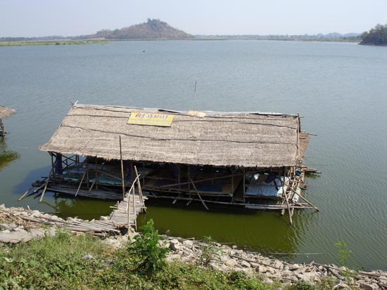 ที่ริมอ่างเก็บน้ำด้านล่างจะมีแพริมน้ำ สำหรับให้บริการ ที่นั่งสำหรับรับประทานอาหาร ของแต่ละเจ้า ส่วนอ