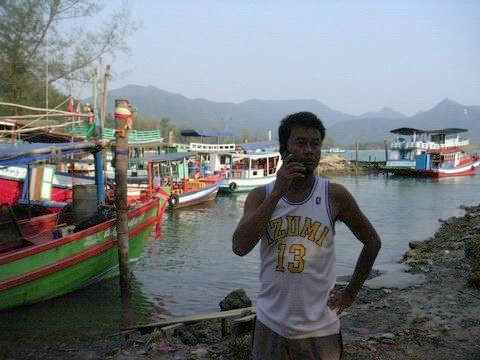 ....เพื่อนคนเดิม โทรสั่งการก่อนลงเรือ แบบว่า น้องจ๊ะ พี่ไปไม่กี่วัน ไม่ต้องห่วงนะ เดี๋ยวจะเอาปลามาฝา