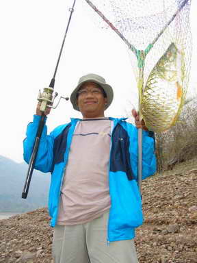เราย้ายไปหมายกระสูบร่องน้ำลึกกันอีกแห่ง ลงตีบนชายหาดได้เลย สปูนเราติดข่ายไปสองตัว งานนี้เลือดขึ้นหน้